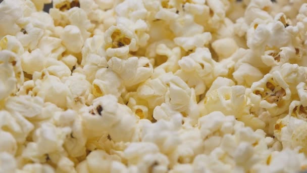 Popcorn gieten in slow motion — Stockvideo