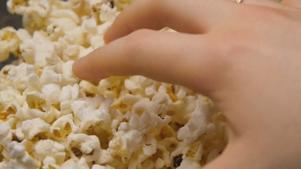 Hand greift nach Popcorn. — Stockvideo