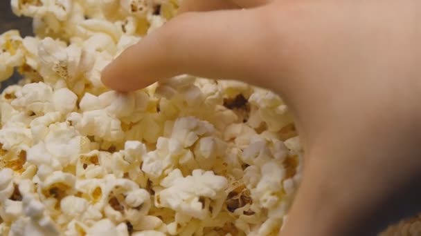 Hand greift nach Popcorn. — Stockvideo