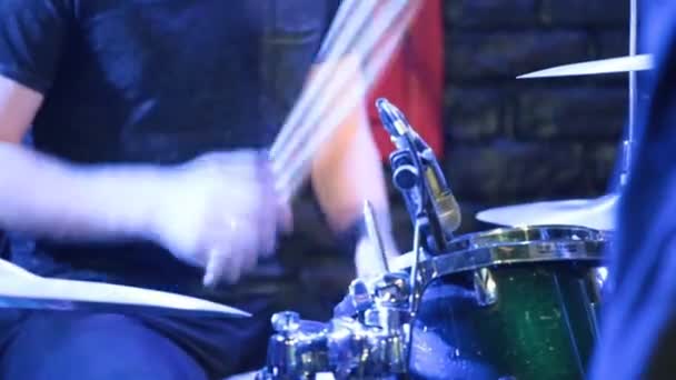 Человек играет на барабанах на концерте — стоковое видео
