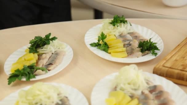 Hands of male chef serving salad on plate — Stock Video