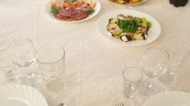 Tablo catering hizmeti gümüş ve cam ile ayarlayın.