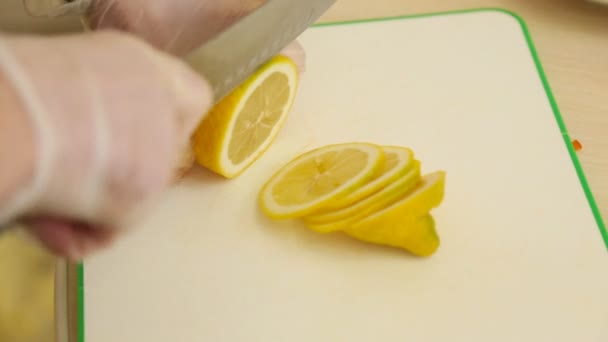 인간의 절단 레몬의 클로즈업 — 비디오