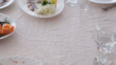 Tablo catering hizmeti gümüş ve cam ile ayarlayın.