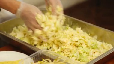 Karışık salata bir fabrikada eller