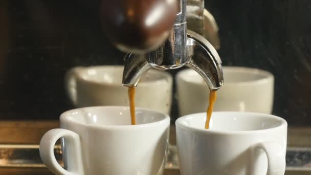 Máquina de café derramando café expresso na xícara em câmara lenta — Vídeo de Stock