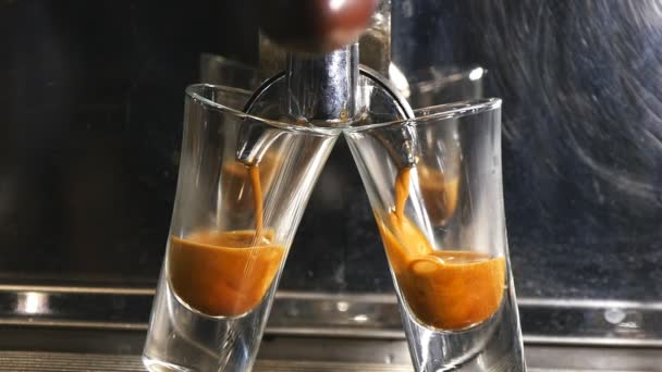 Mesin kopi menuangkan espresso ke dalam cangkir dalam gerakan lambat — Stok Video