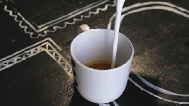 Barista prépare latte dans une tasse au ralenti 