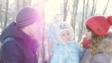 Aile slowmotion kış parkta yürüyüş