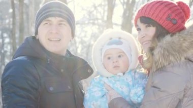 Aile slowmotion kış parkta yürüyüş