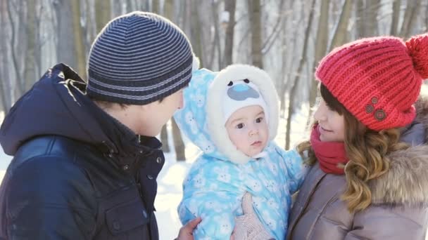 Família caminhando no parque de inverno em câmara lenta — Vídeo de Stock