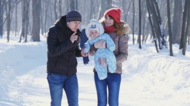 Annem ve babam kış slowmotion adlı çocuk ile parkta yürümek