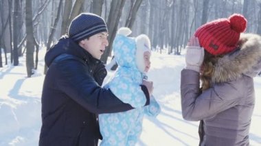 Annem ve babam kış slowmotion adlı çocuk ile parkta yürümek