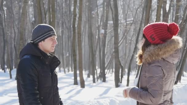 Joyeux jeune couple dans Winter Park, au ralenti — Video