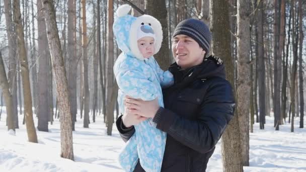 Família caminhando no parque de inverno em câmara lenta — Vídeo de Stock