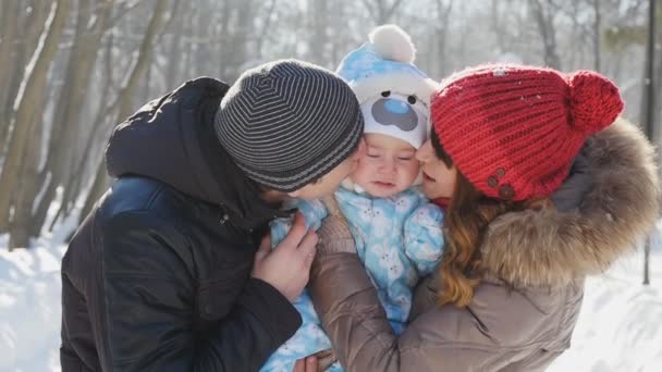 Семейная прогулка в зимнем парке в замедленном движении — стоковое видео