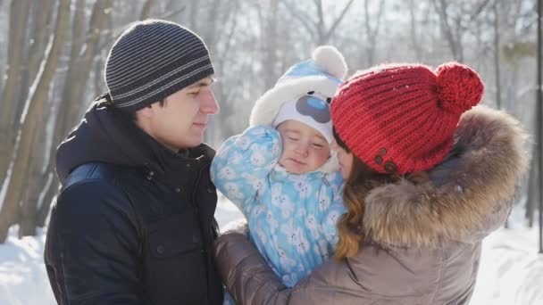 Сімейна прогулянка в зимовому парку в сповільненому темпі — стокове відео