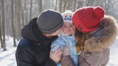Aile slowmotion kış parkta yürüyüş