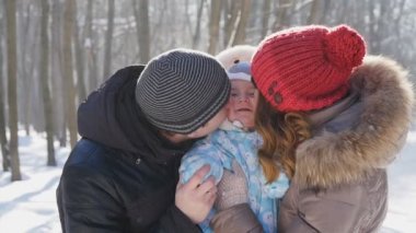 Aile slowmotion kış parkta yürüyüş