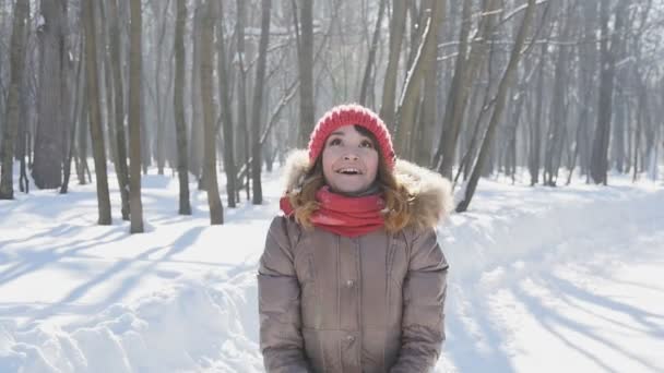 Feliz joven mujer lanza nieve en el parque, slow motion — Vídeo de stock