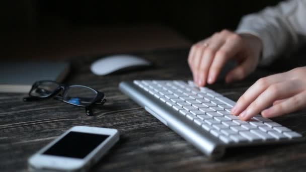 现代的工作场所。夜间工作。一个男人坐在一台电脑和键盘上类型. — 图库视频影像