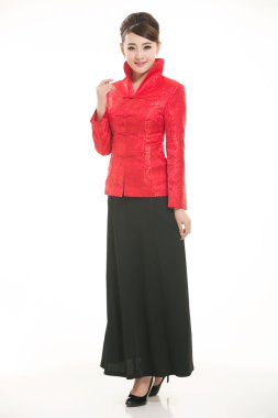 Beyaz bir arka planın önünde Çinli giyim garsonu giymişsin.