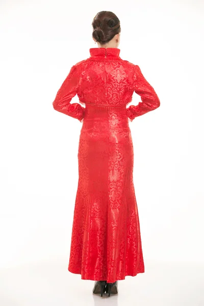 Beyaz bir arka planın önünde Çinli giyim garsonu giymişsin.