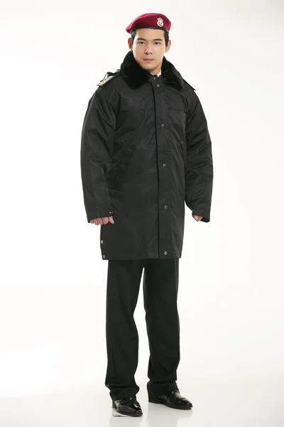 Her türlü iş elbisesini yarat. Polis beyaz bir arkaplan önünde duruyor.