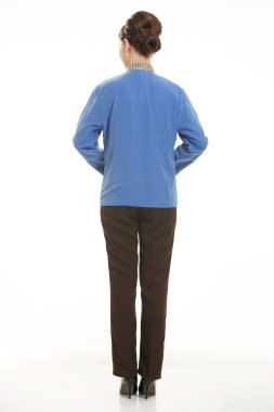 Beyaz bir arka plan önünde Stand tulum giymiş