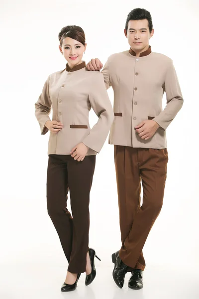 Beyaz bir arka plan önünde Stand tulum giymiş