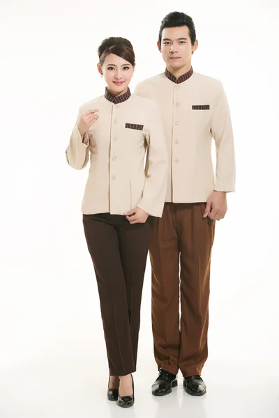 Beyaz bir arka plan önünde Stand tulum giymiş