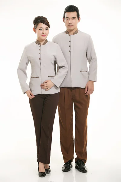 Beyaz bir arka plan önünde Stand tulum giymiş