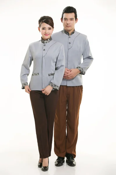 Beyaz bir arka plan önünde Stand tulum giymiş