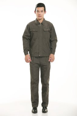 Genç mühendis çeşitli meslek kıyafetleri beyaz arka planda duruyor.