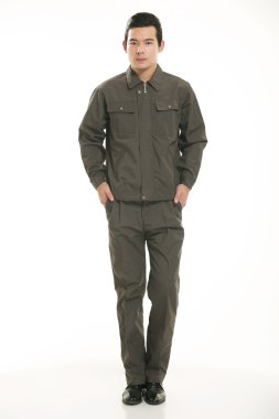 Genç mühendis çeşitli meslek kıyafetleri beyaz arka planda duruyor.