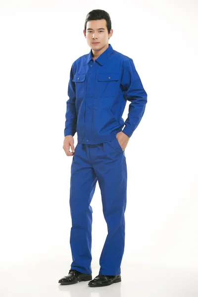 Genç mühendis çeşitli meslek kıyafetleri beyaz arka planda duruyor.