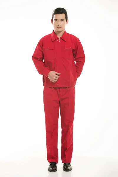 Genç mühendis çeşitli meslek kıyafetleri beyaz arka planda duruyor.