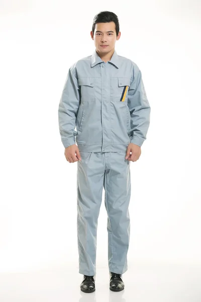 Молодий інженер різноманітний одяг, що стоїть перед білим тлом — стокове фото
