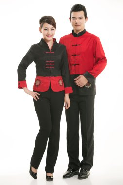 Beyaz bir arka planın önünde Çinli giyim garsonu giymişsin.