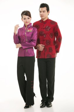 Beyaz bir arka planın önünde Çinli giyim garsonu giymişsin.