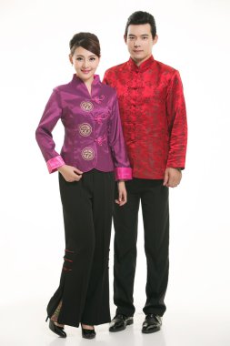 Beyaz bir arka planın önünde Çinli giyim garsonu giymişsin.