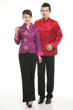 Beyaz bir arka planın önünde Çinli giyim garsonu giymişsin.