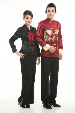 Beyaz bir arka planın önünde Çinli giyim garsonu giymişsin.