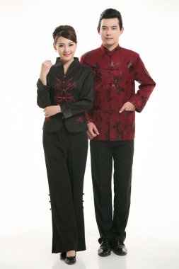 Beyaz bir arka planın önünde Çinli giyim garsonu giymişsin.