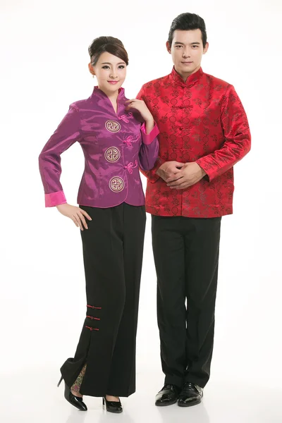 Indossare cameriere abbigliamento cinese di fronte a uno sfondo bianco Foto Stock