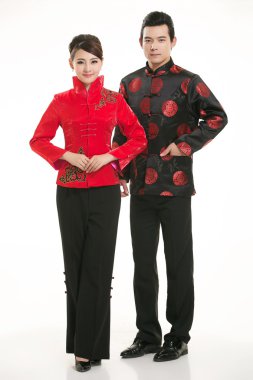 Beyaz bir arka planın önünde Çinli giyim garsonu giymişsin.