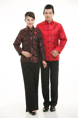 Beyaz bir arka planın önünde Çinli giyim garsonu giymişsin.