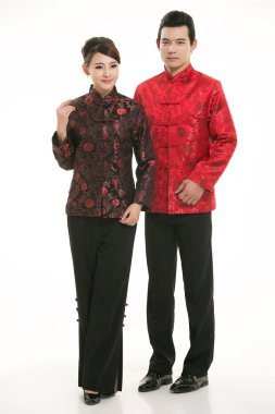 Beyaz bir arka planın önünde Çinli giyim garsonu giymişsin.