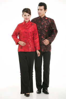 Beyaz bir arka planın önünde Çinli giyim garsonu giymişsin.