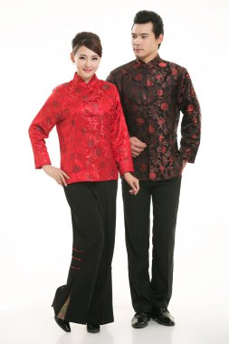 Beyaz bir arka planın önünde Çinli giyim garsonu giymişsin.